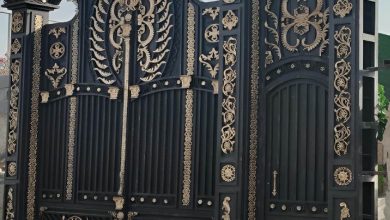 درب پارکینگ دو لنگه فلزی با رنگ مشکی و قاب ساده