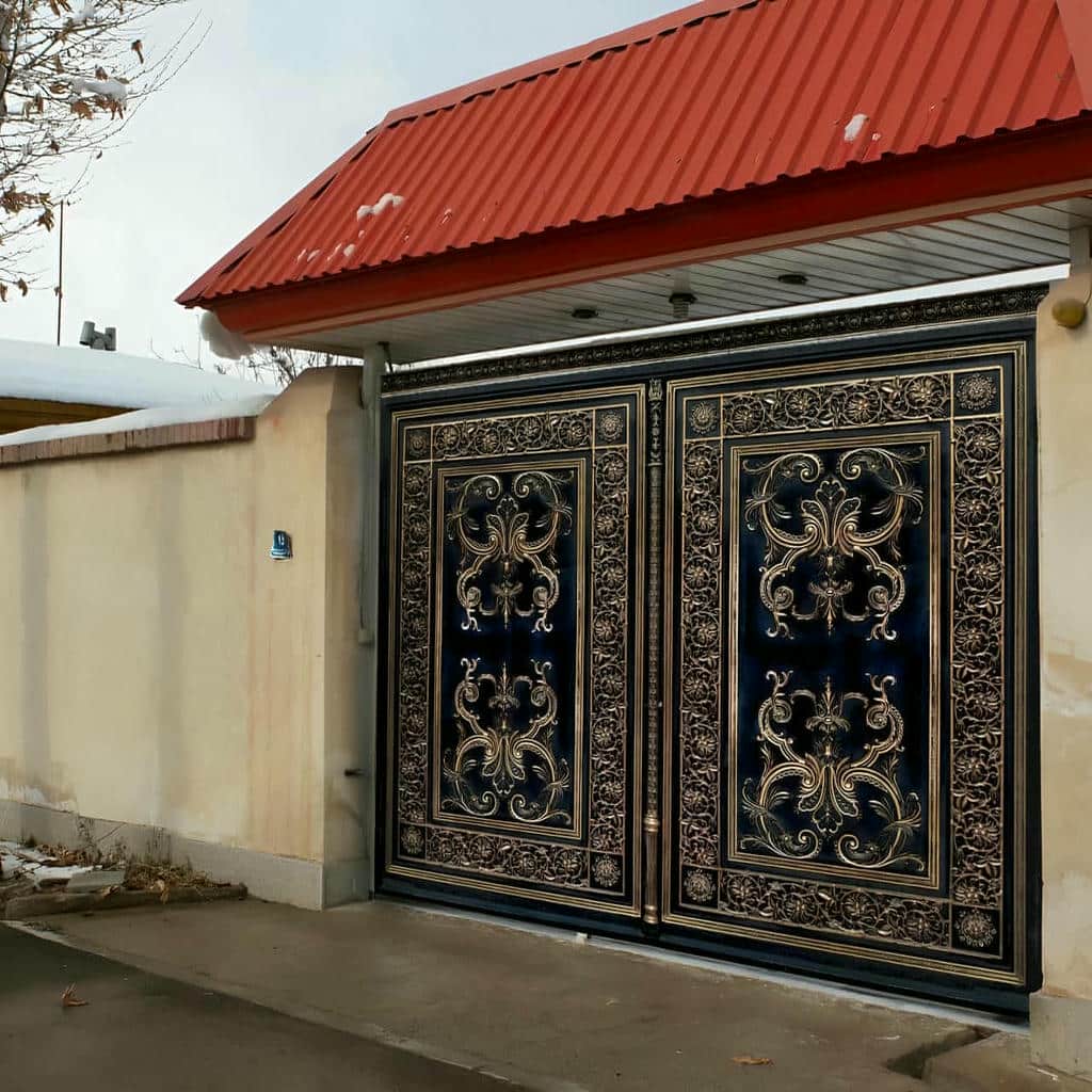 درب پارکینگ ماشین رو عریض طوسی هماهنگ با نما