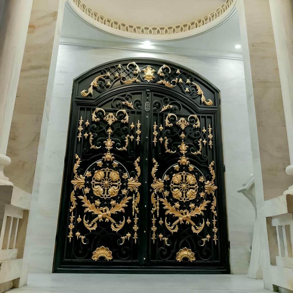 درب پارکینگ ماشین رو ویلا با رنگ مشکی مات - تصویر 2