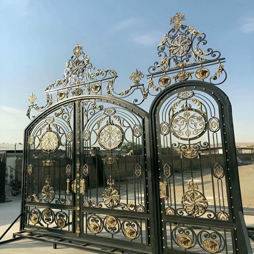 درب حیاط بزرگ پارکینگ با محل