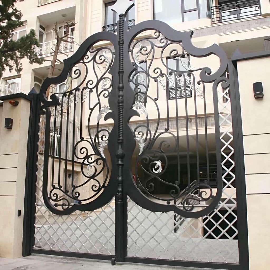 درب پارکینگ فلزی نمای ساختمان کلاسیک با قاب تزئینی