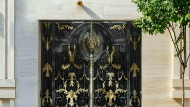 درب آهنی قوسی باغ با قاب مشکی مقاوم