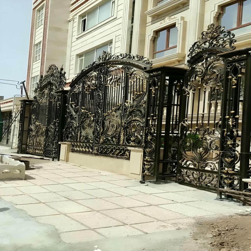 درب حیاط ریلی ماشین رو با چرخ فلزی تقویت شده