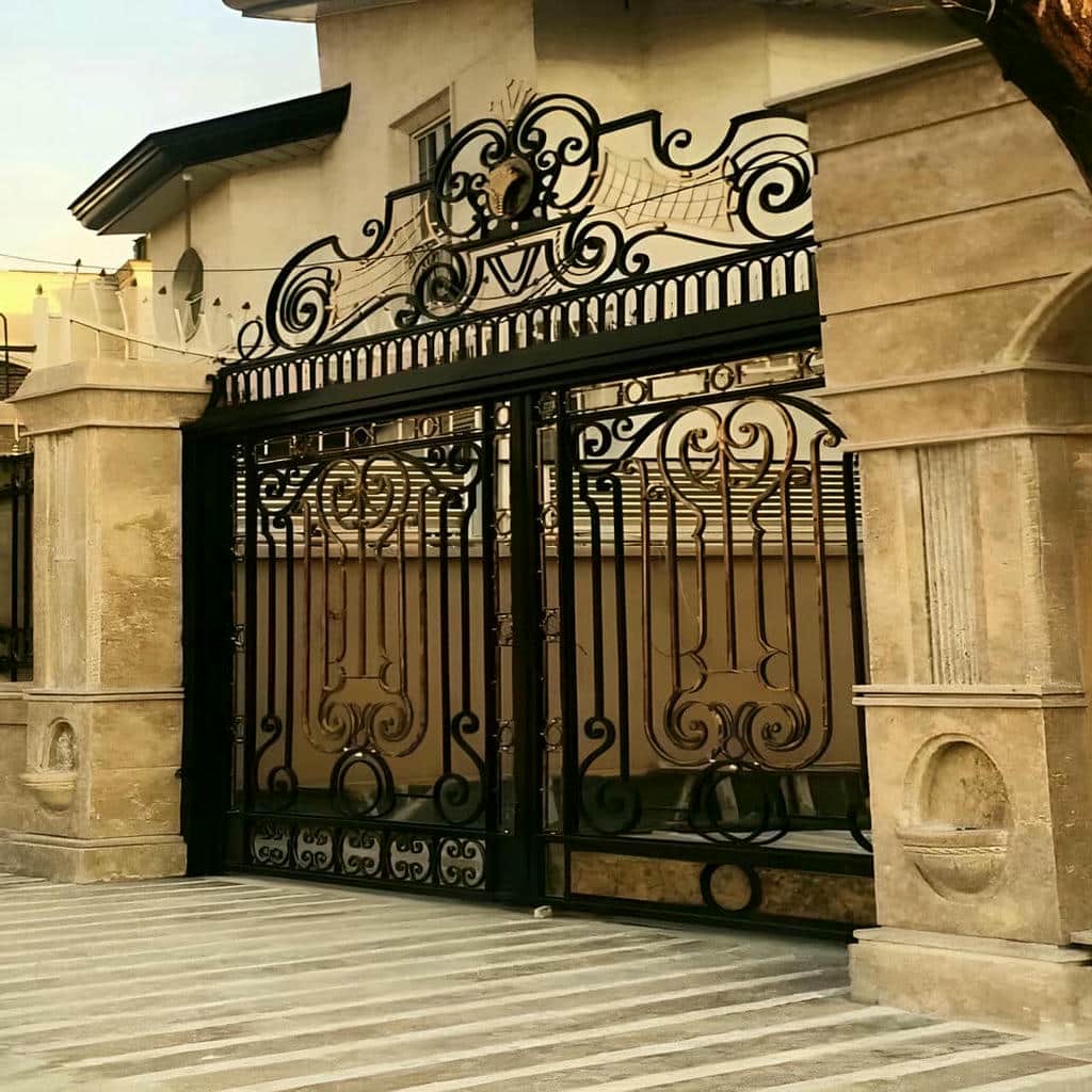درب پارکینگ دو لنگه ویلایی با طرح فرفورژه کلاسیک