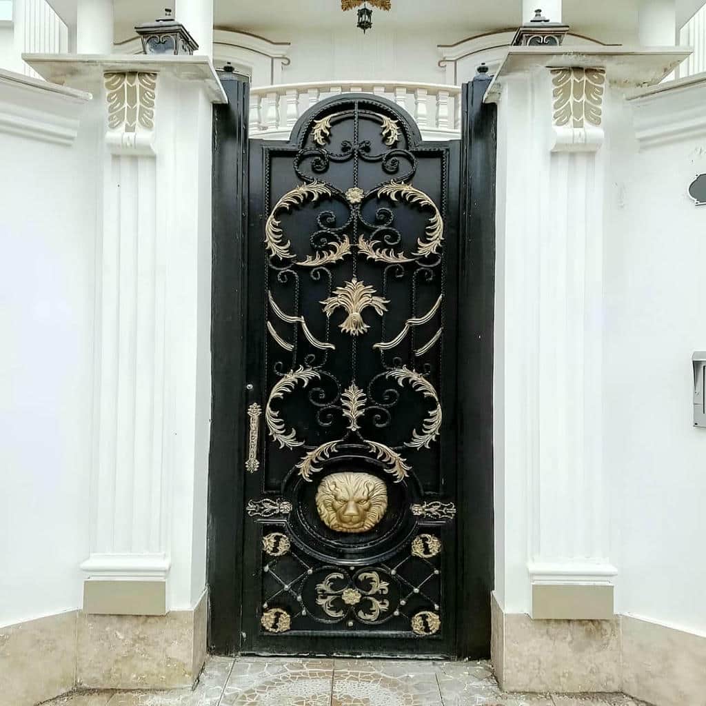 درب حیاط مشبک نورگیر با طرح خطی ساده