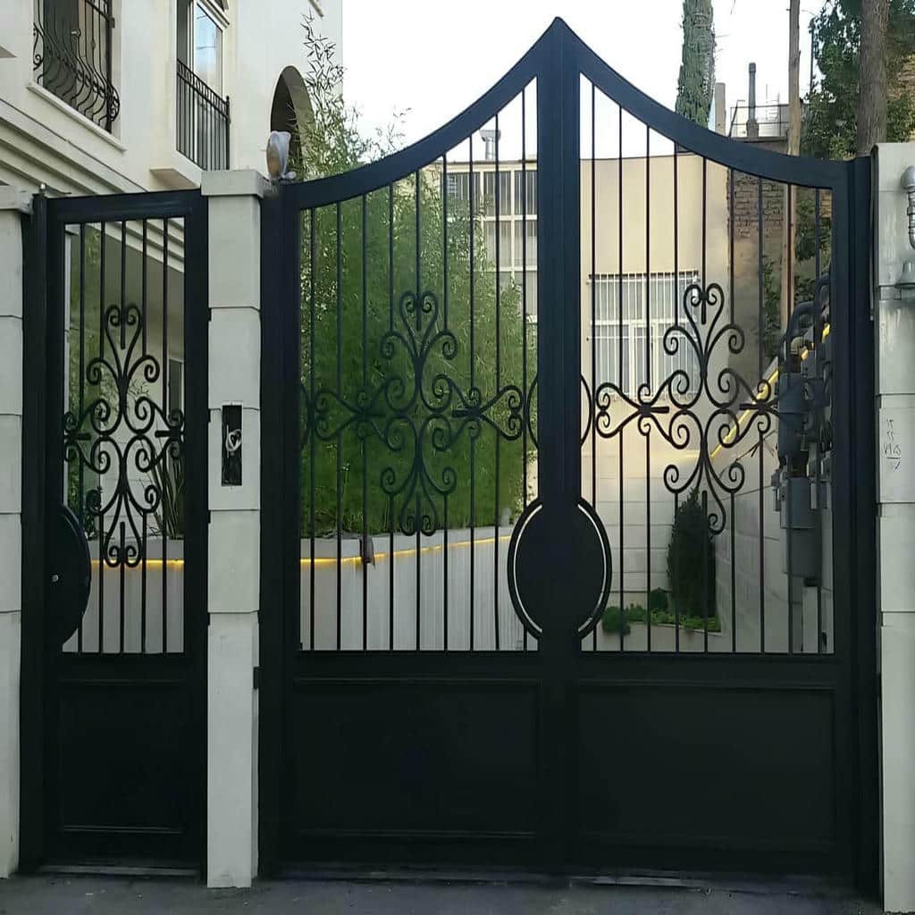 درب آهنی دو لنگه ورودی ساختمان با رنگ کوره ای مات