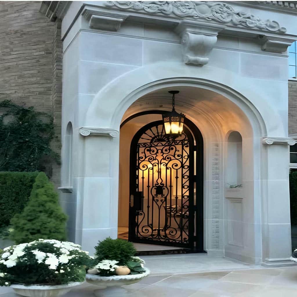 درب حیاط فرفورژه نمای رومی با دستگیره فلزی کلاسیک