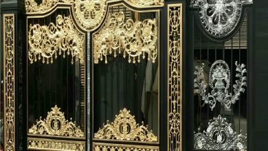 درب پارکینگ با طرح چوب ترموود با رنگ قهوه ای گرم