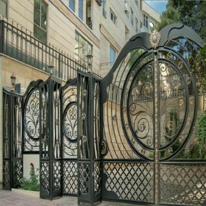درب حیاط ویلایی قوسی با تاج فلزی کلاسیک