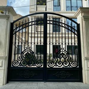 درب ساده ساختمان با شاسی فلزی با قاب مشکی مقاوم