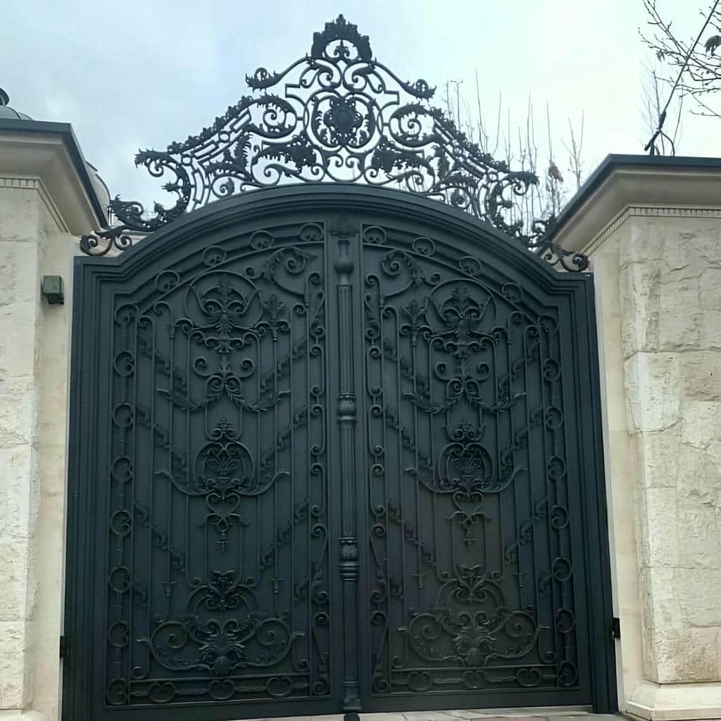 درب پارکینگ طرح هندسی برش لیزری طوسی هماهنگ با نما