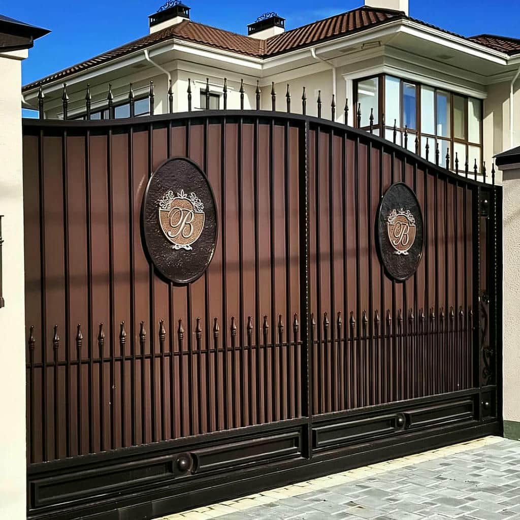 درب حیاط بزرگ پارکینگ با شاسی فلزی مقاوم
