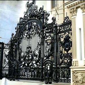 درب حیاط طاق دار با فرم قوسی کلاسیک