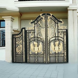 درب حیاط نمای آجری با قاب فلزی مشکی