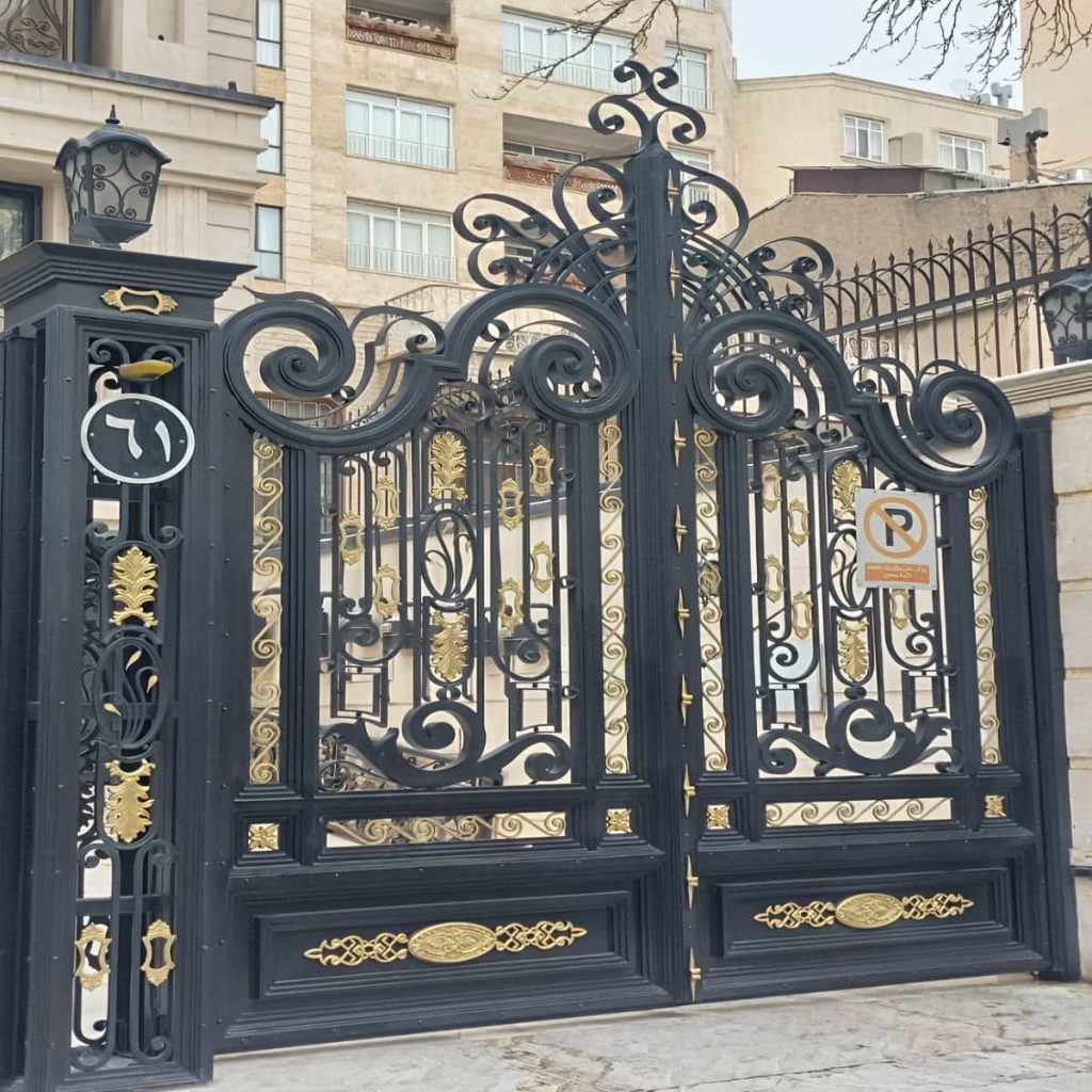 درب ویلا مدرن مینیمال هماهنگ با دیوار سنگی تیره