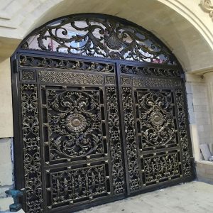 درب پارکینگ نمای رومی فرفورژه با رنگ مشکی مات