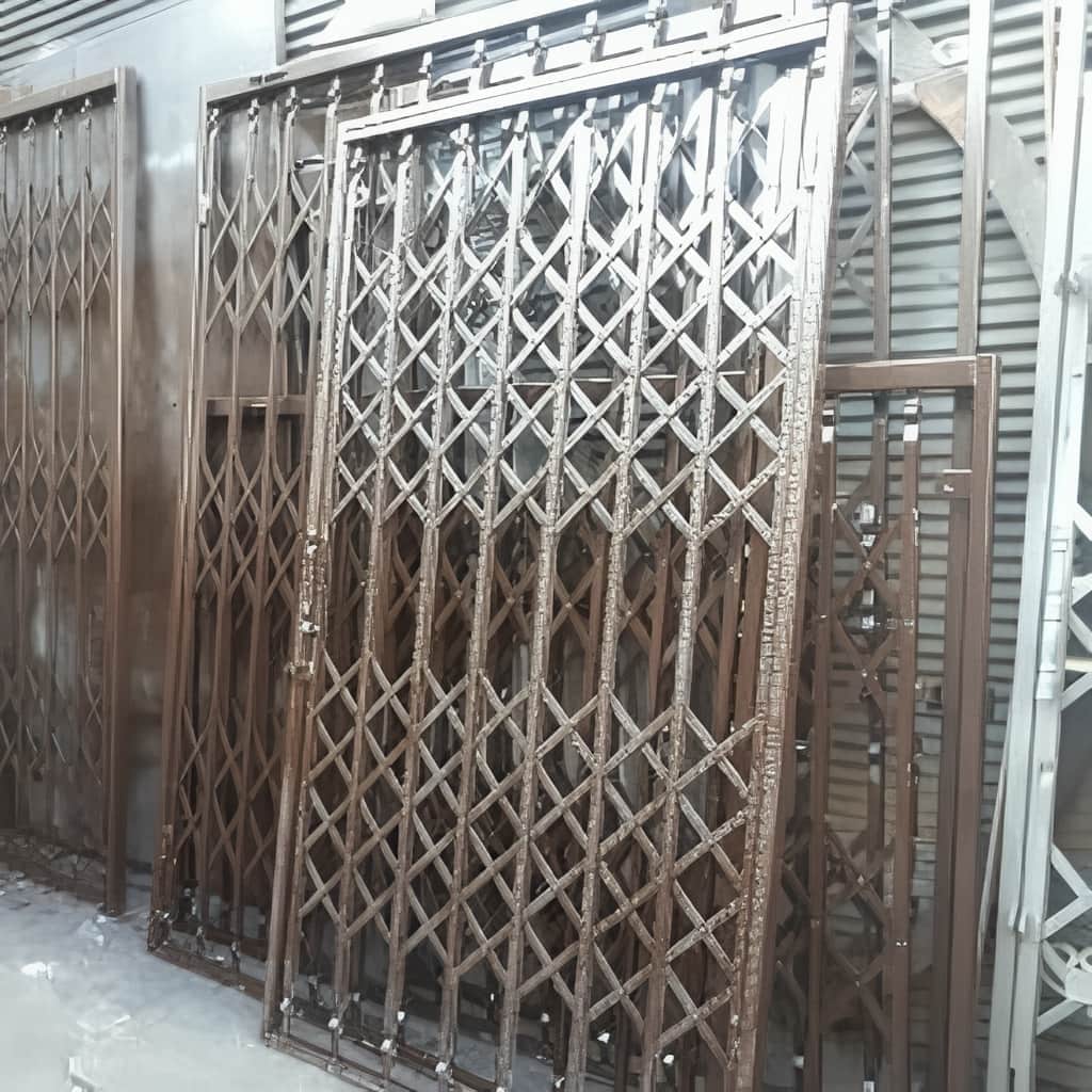 حفاظ کرکره ای با رنگ روشن هماهنگ نمای ورودی