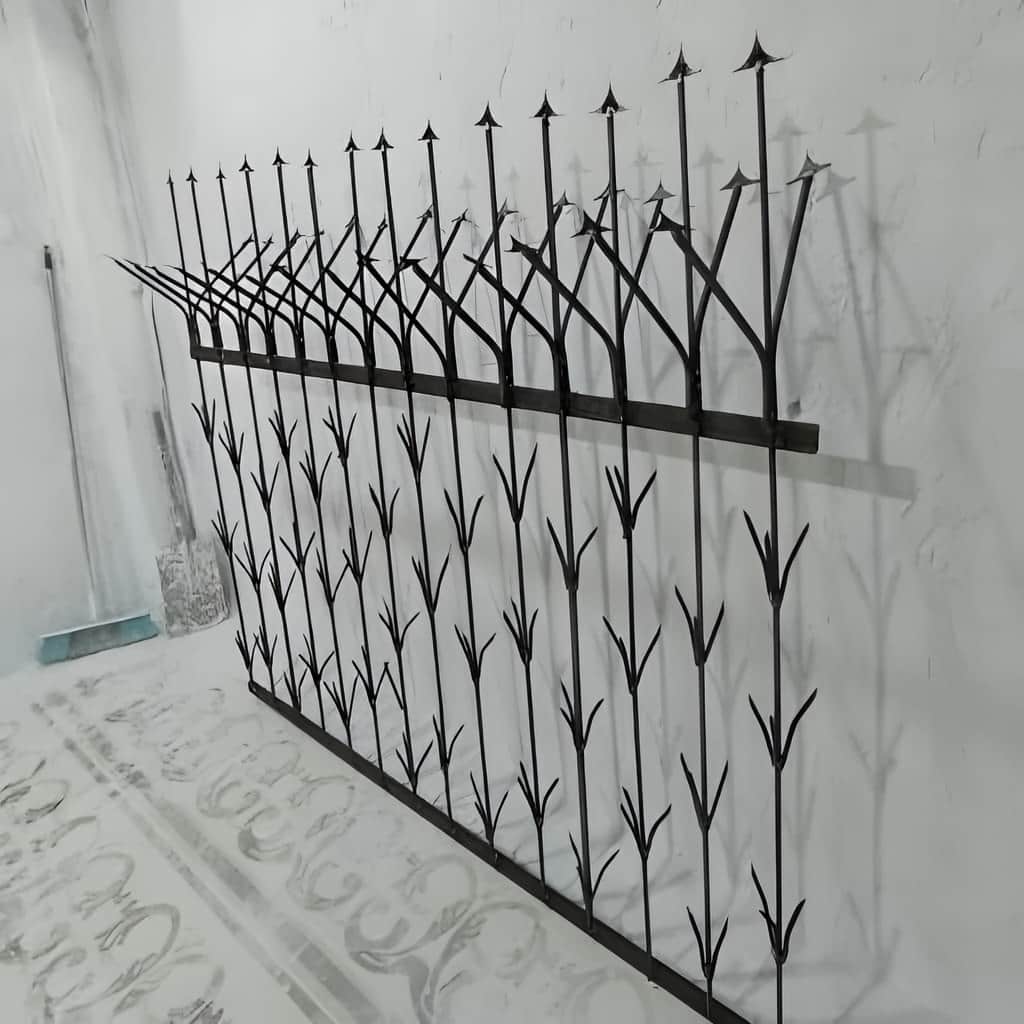 حفاظ دیوار نصب شده روی دیوار حیاط خانه