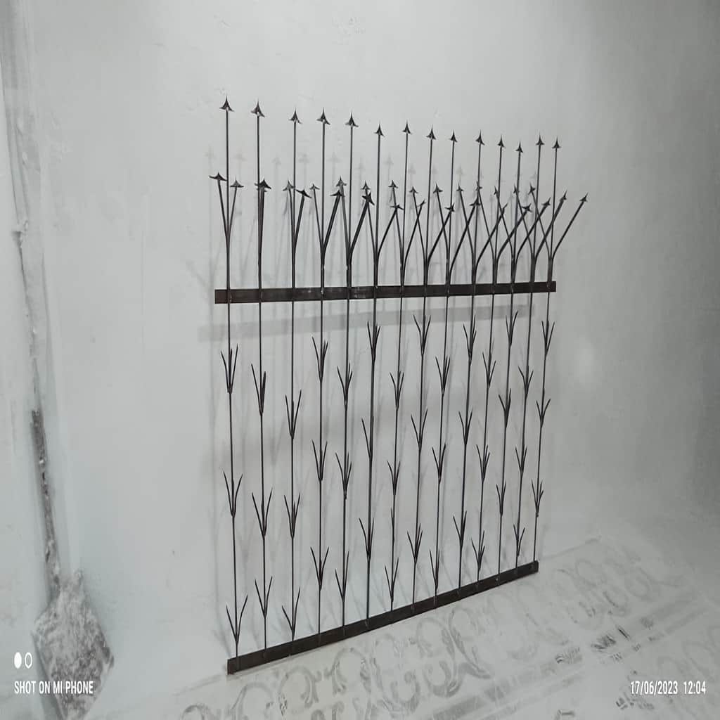 نرده دیوار حیاط با متریال مقاوم برای استفاده روزانه