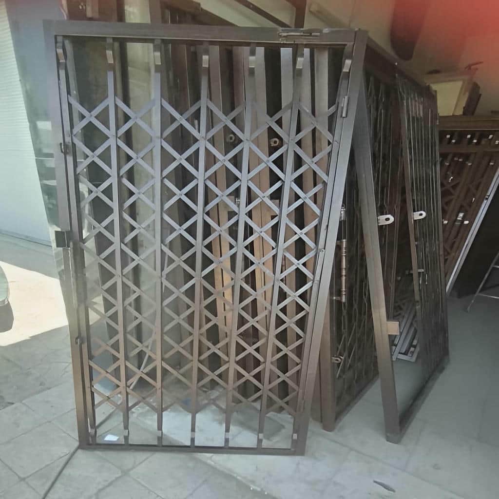 درب حفاظتی آپارتمان نصب شده روی ورودی واحد