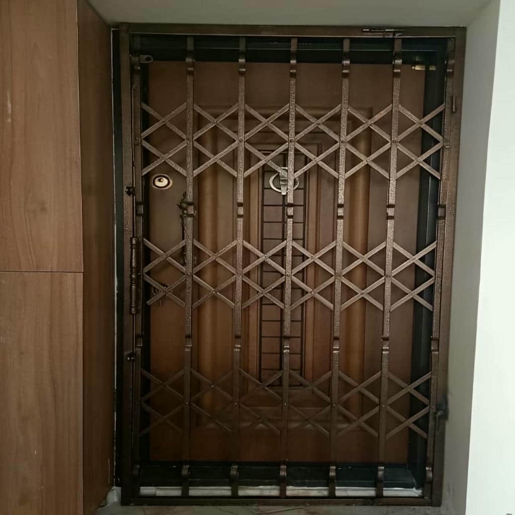 حفاظ آکاردئونی نصب شده با اجرای تخصصی روی ورودی