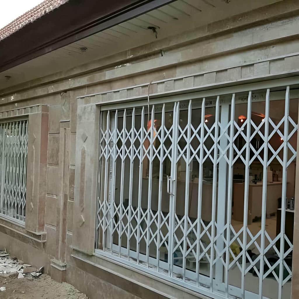 نرده آکاردئونی فلزی با متریال مقاوم برای امنیت ورودی