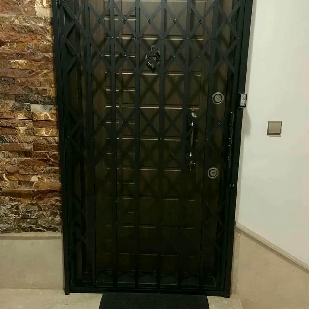 درب آکاردئونی با حرکت روان برای رفت و آمد