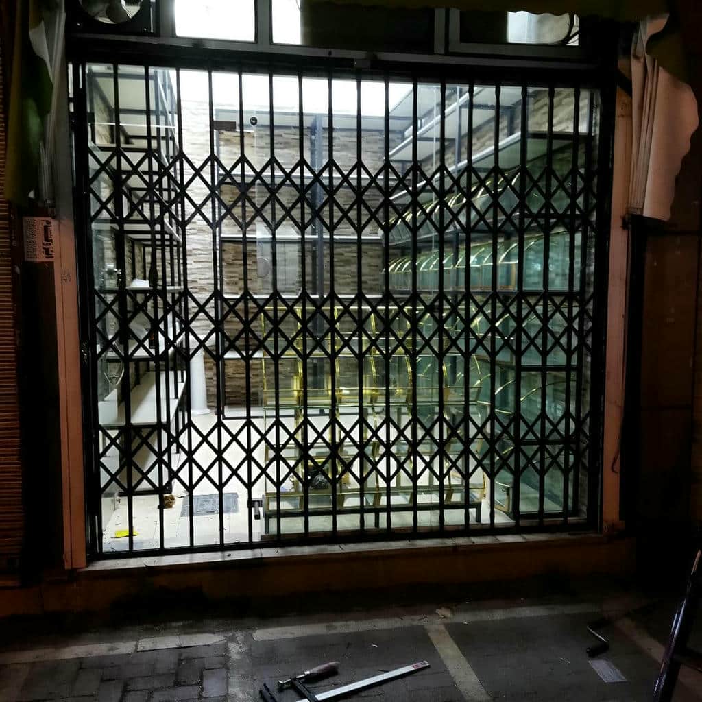 درب حفاظتی آپارتمان با رنگ هماهنگ نمای مدرن