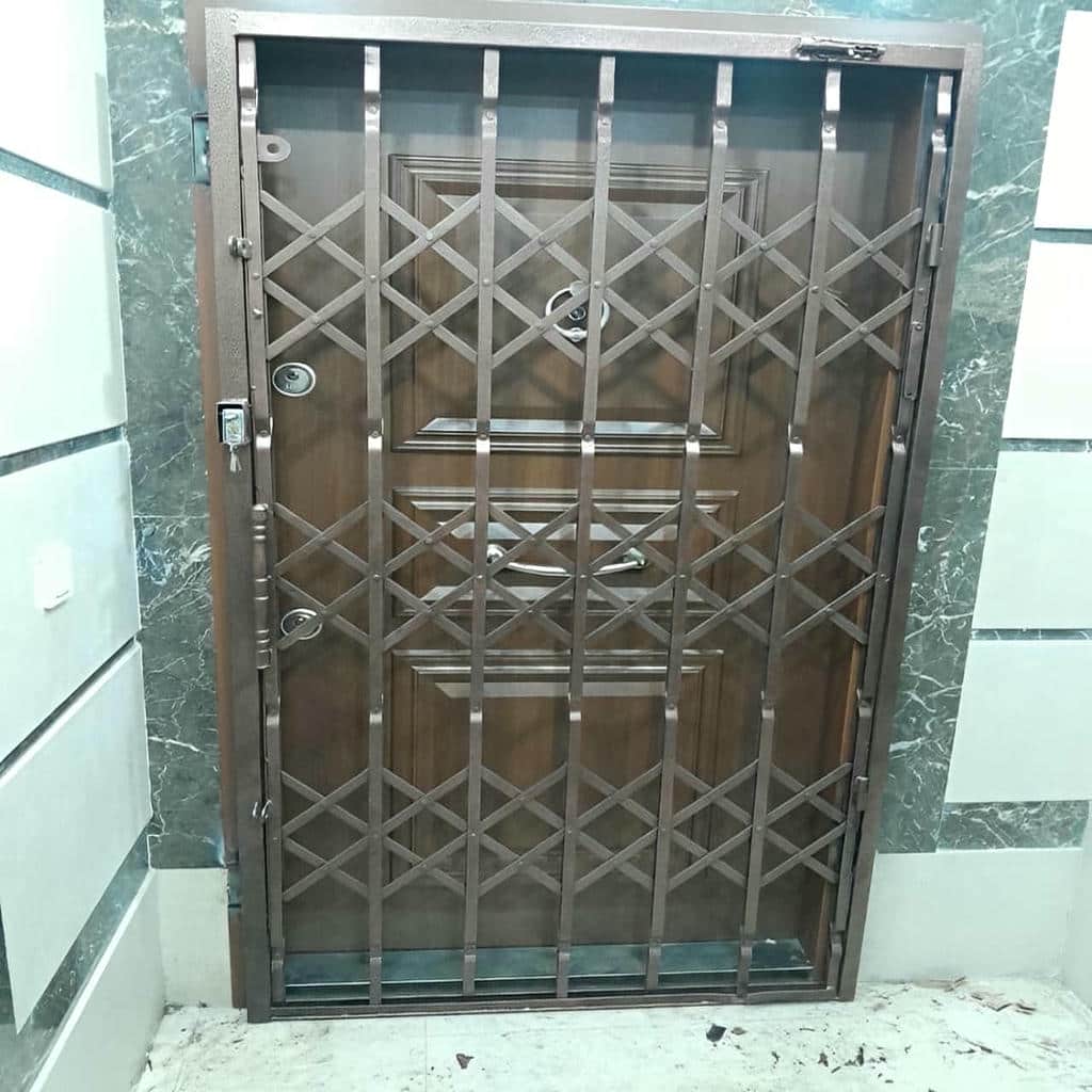 حفاظ لولایی درب نصب شده روی ورودی ساختمان
