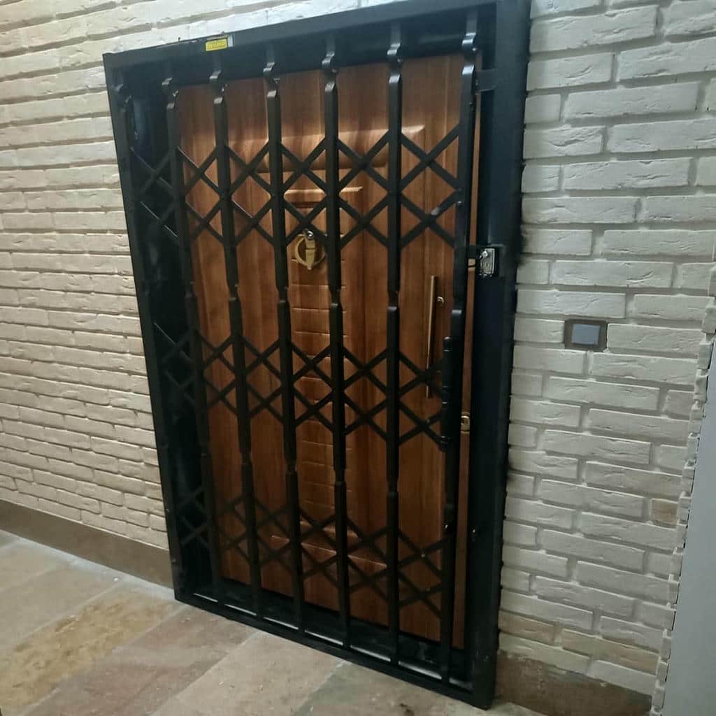 حفاظ پشت درب آپارتمان فلزی با جوشکاری تمیز