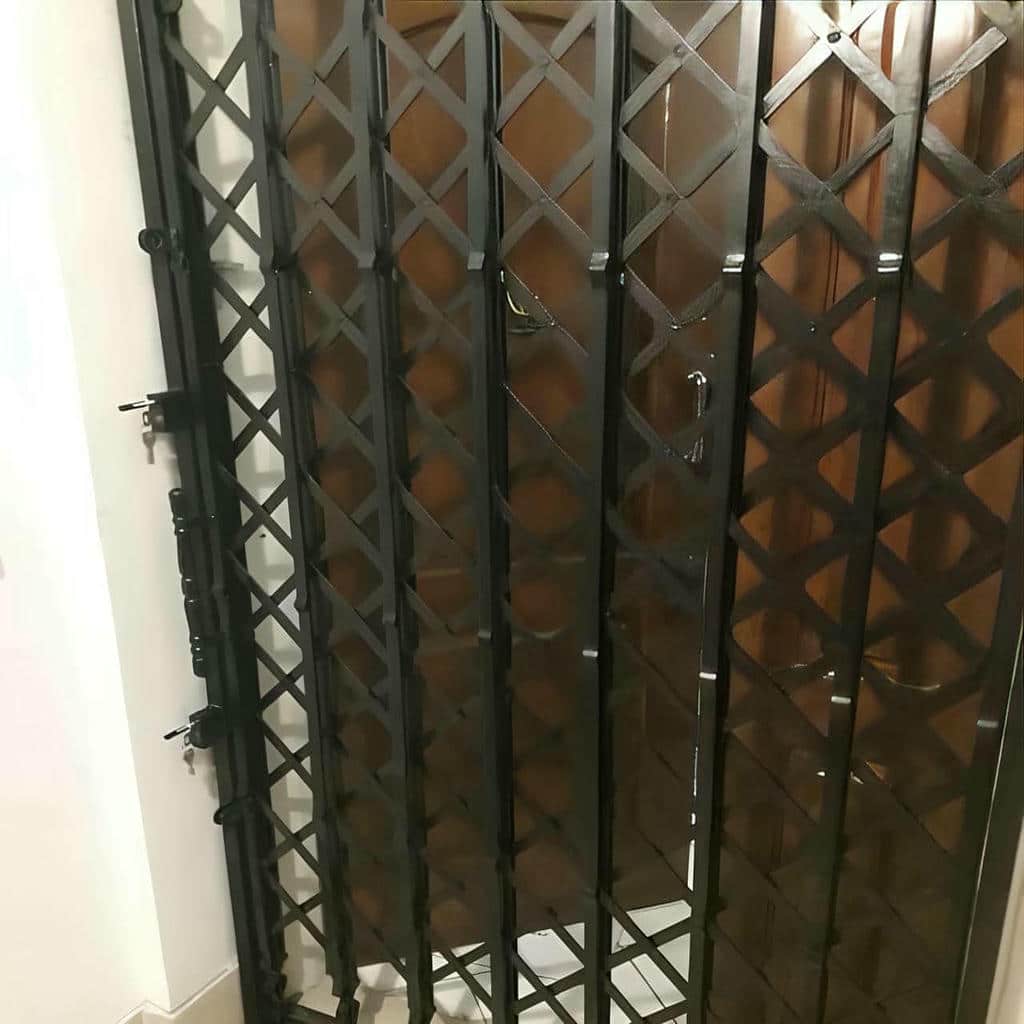 حفاظ ریلی درب نصب شده روی ورودی ساختمان