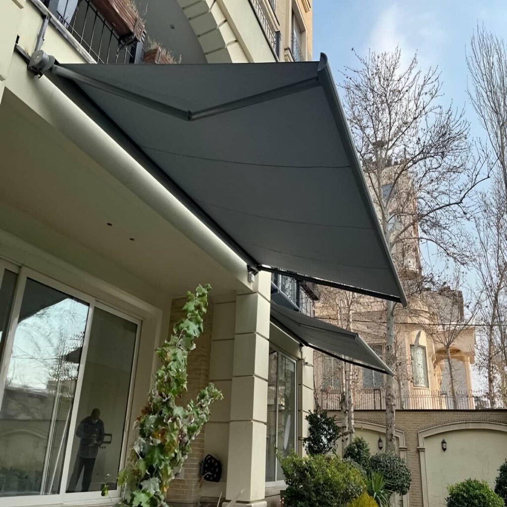 سایبان دوطرفه باز شده در فضای پذیرایی لوکس