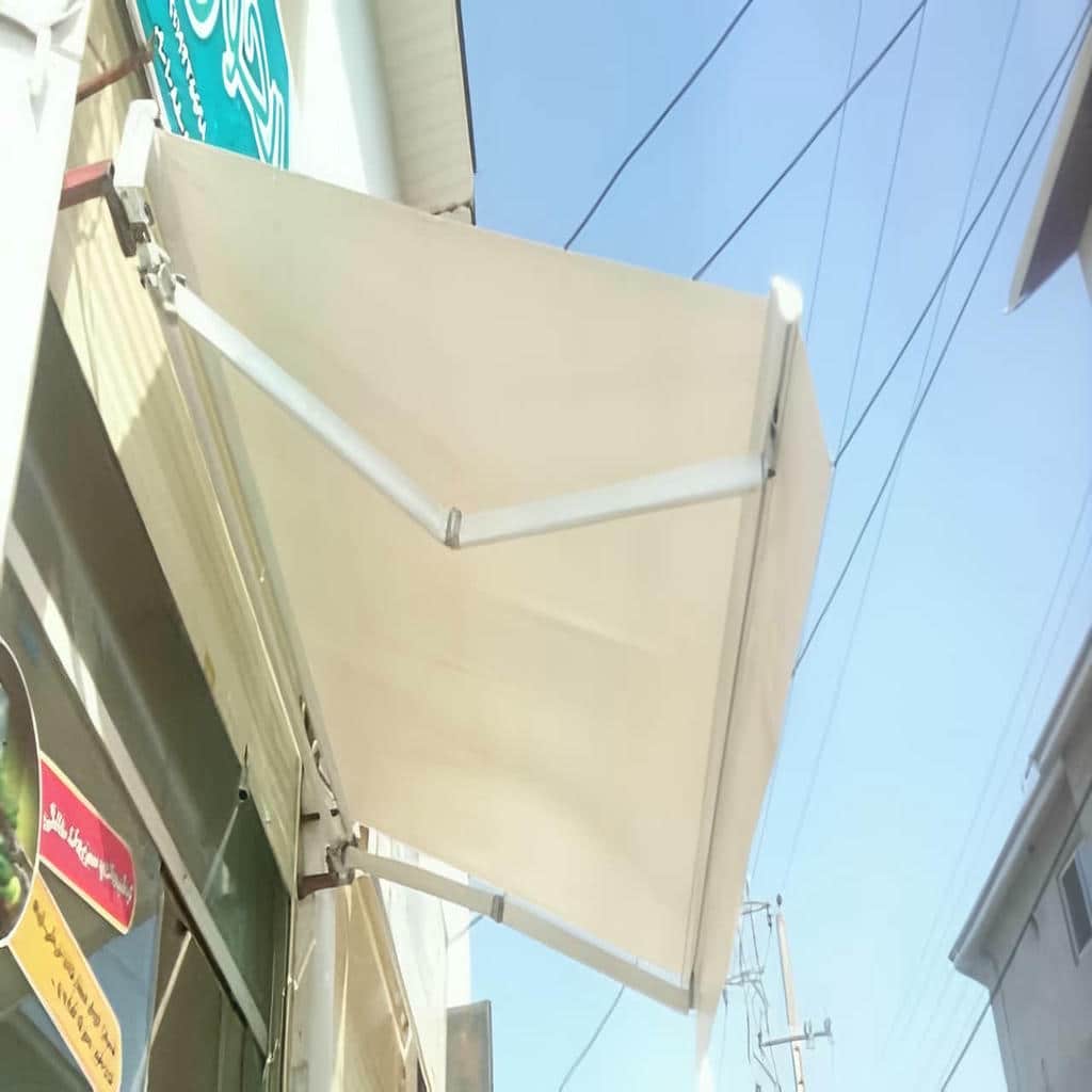 سایبان دوطرفه جمع شده با مسیر عبور آزاد