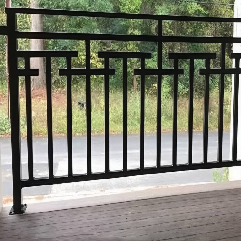 نرده کلاسیک بالکن با ساختار ایمن برای استفاده روزانه نرده کلاسیک بالکن با ساختار ایمن برای استفاده روزانه