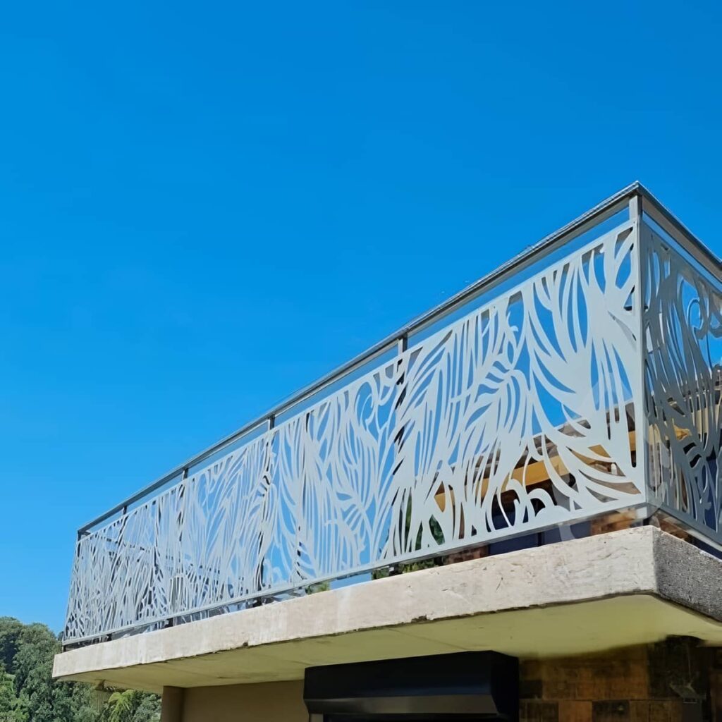 نرده مدرن بالکن با ساختار ایمن برای استفاده روزانه
