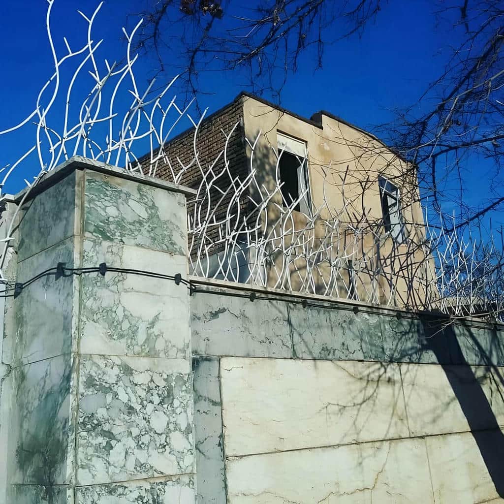 نرده آهنی روی دیوار مناسب کنترل دسترسی پیرامونی نرده آهنی روی دیوار مناسب کنترل دسترسی پیرامونی