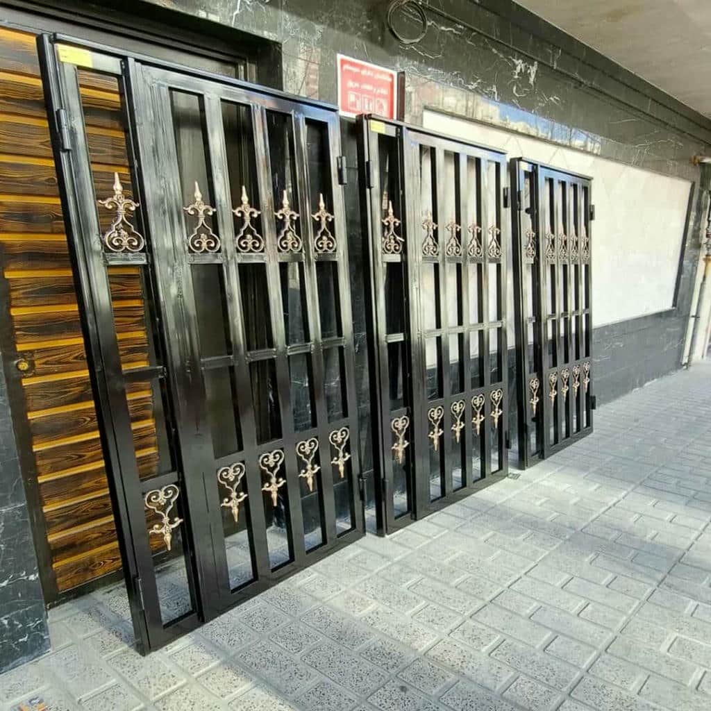 حفاظ کرکره ای با رنگ تیره برای ورودی مدرن