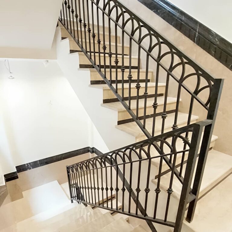 حفاظ لبه بالکن با طراحی ساده برای استفاده روزانه حفاظ لبه بالکن با طراحی ساده برای استفاده روزانه