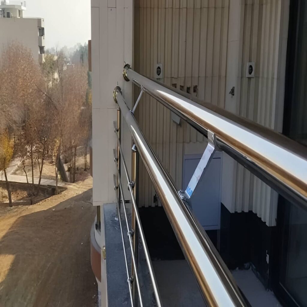 نرده بالکن آپارتمان با متریال مقاوم برای استفاده مداوم