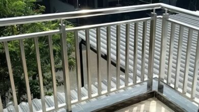 نرده پله مدرن با دست انداز پایدار برای رفت و آمد روزانه