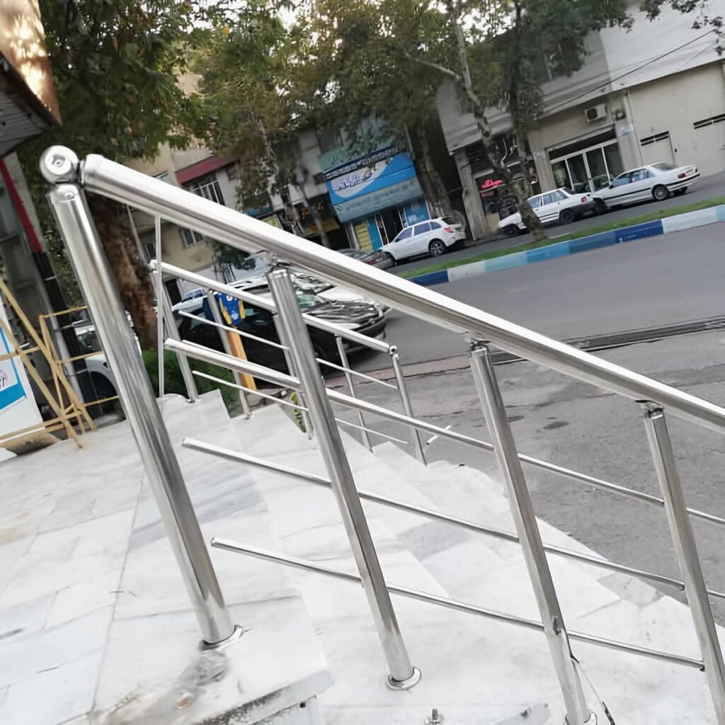 نرده مدرن بالکن با متریال مقاوم برای استفاده مداوم