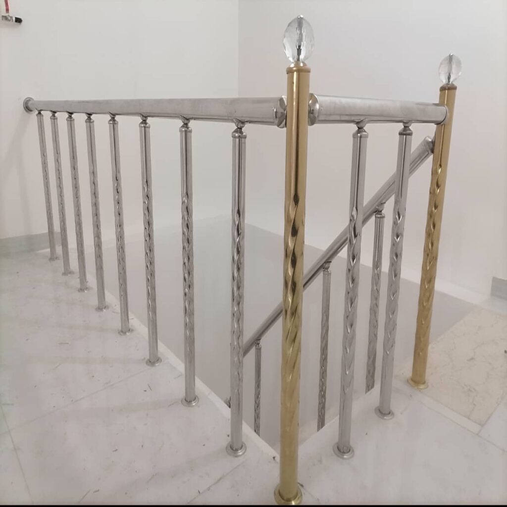 نرده استیل بالکن با سطح صاف برای نظافت آسان