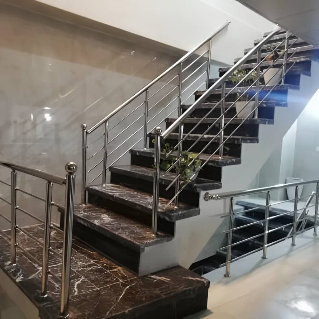 نرده استیل بالکن با سطح براق و ساختار ایمن