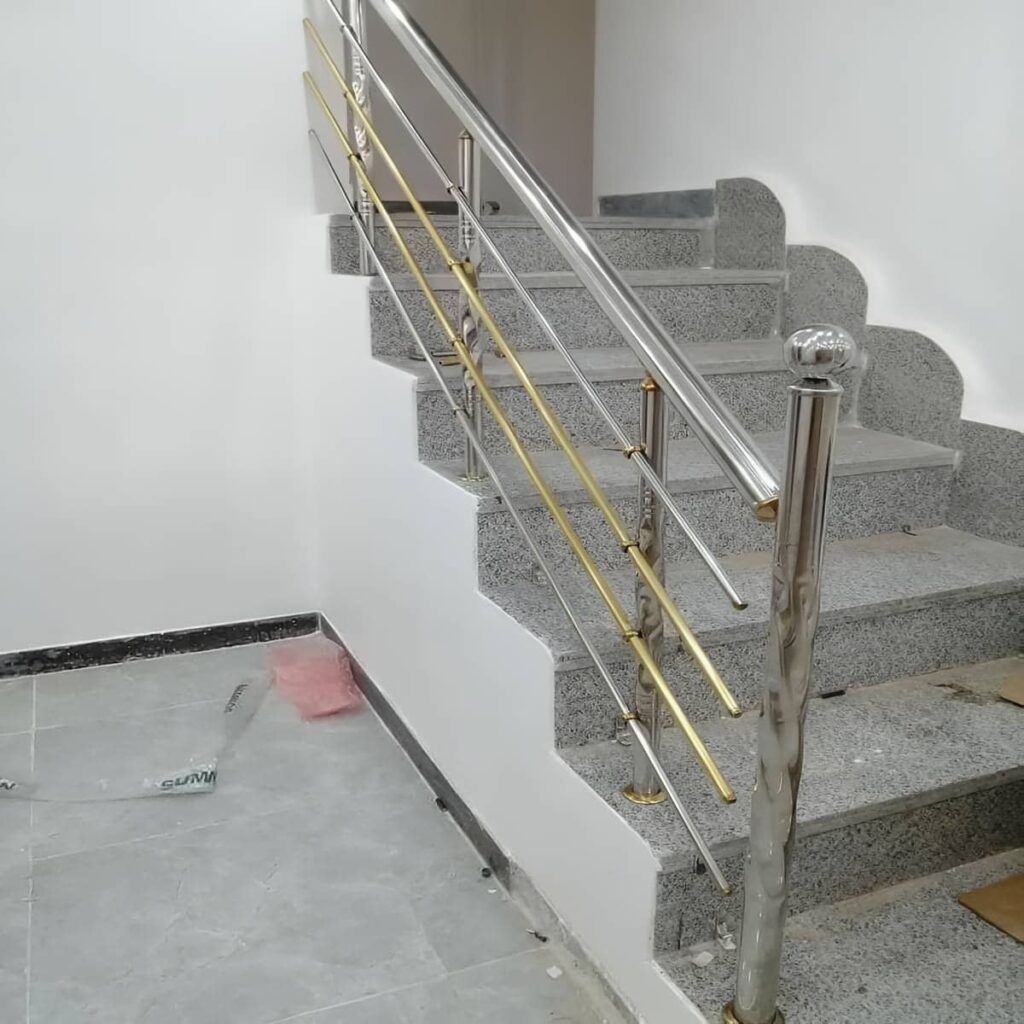 نرده استیل راه پله با حفاظ مناسب کناره مسیر