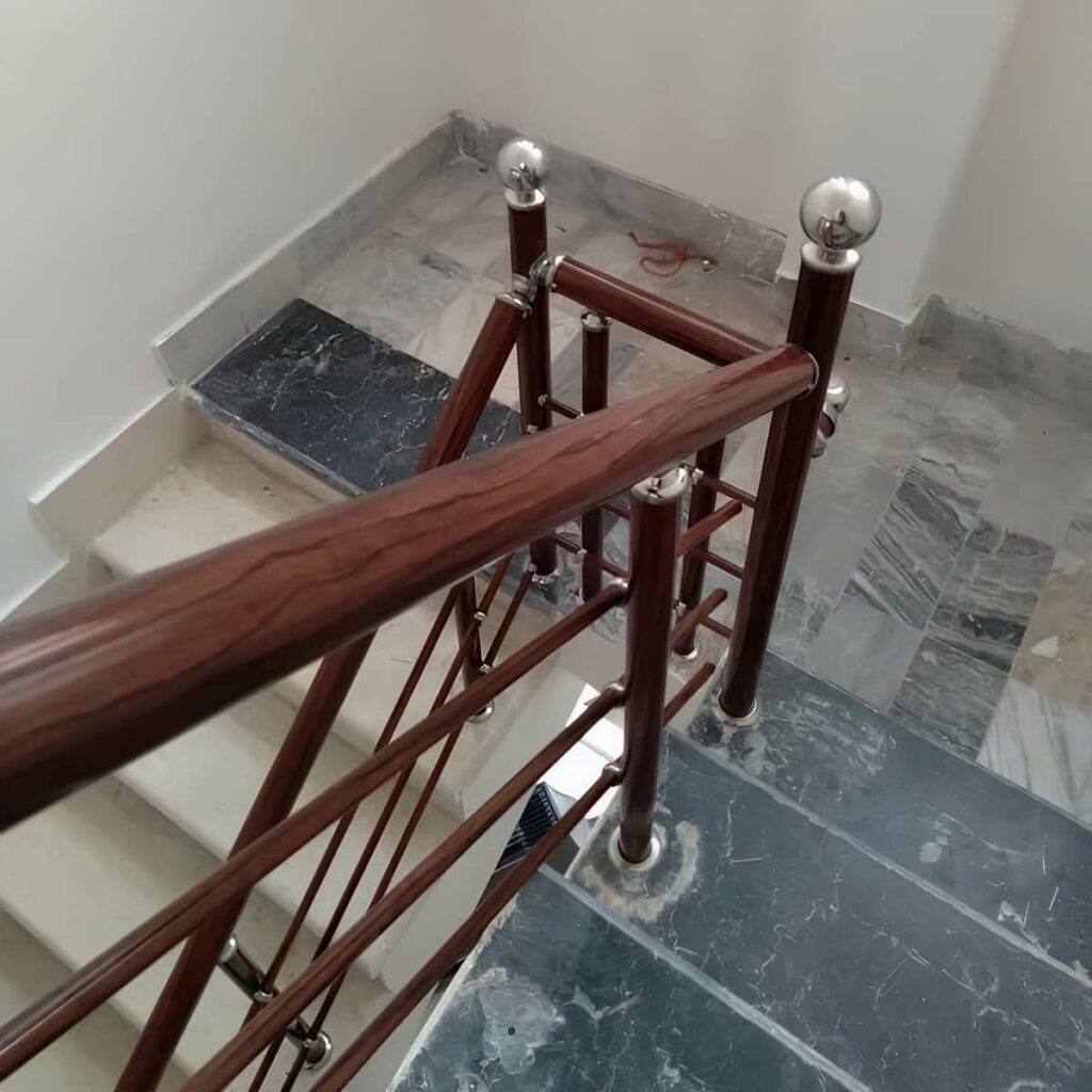 نرده استیل راه پله با اتصالات محکم برای استفاده مطمئن