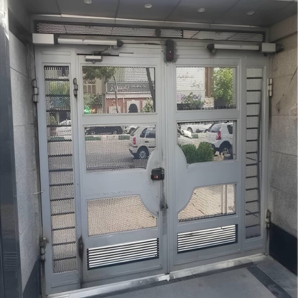 اپراتور درب پارکینگ با طرح هماهنگ درب ساختمان