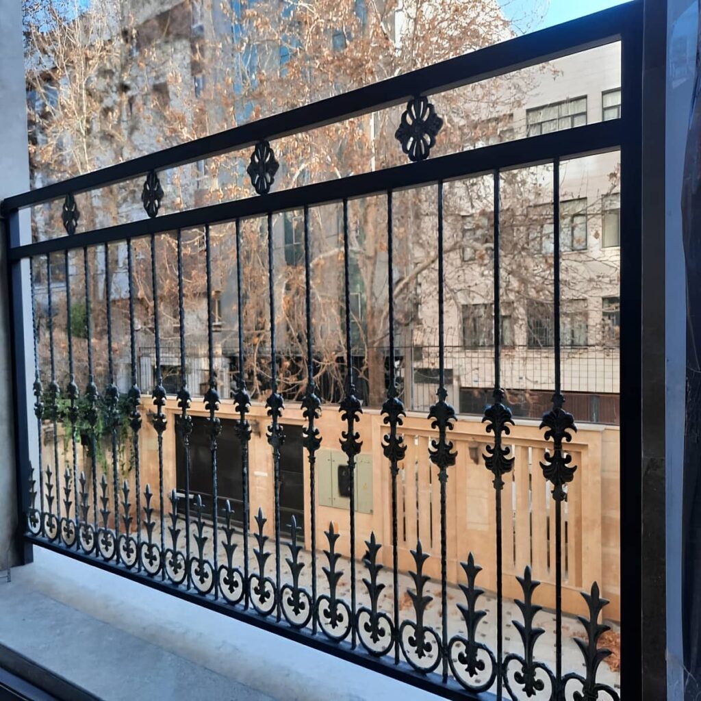 نرده مدرن بالکن با فرم منظم برای حفظ حریم