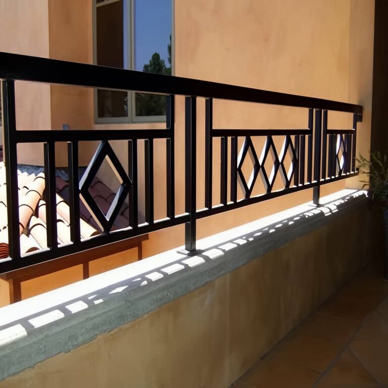 نرده آلومینیومی بالکن با پایه مقاوم برای استفاده روزانه نرده آلومینیومی بالکن با پایه مقاوم برای استفاده روزانه