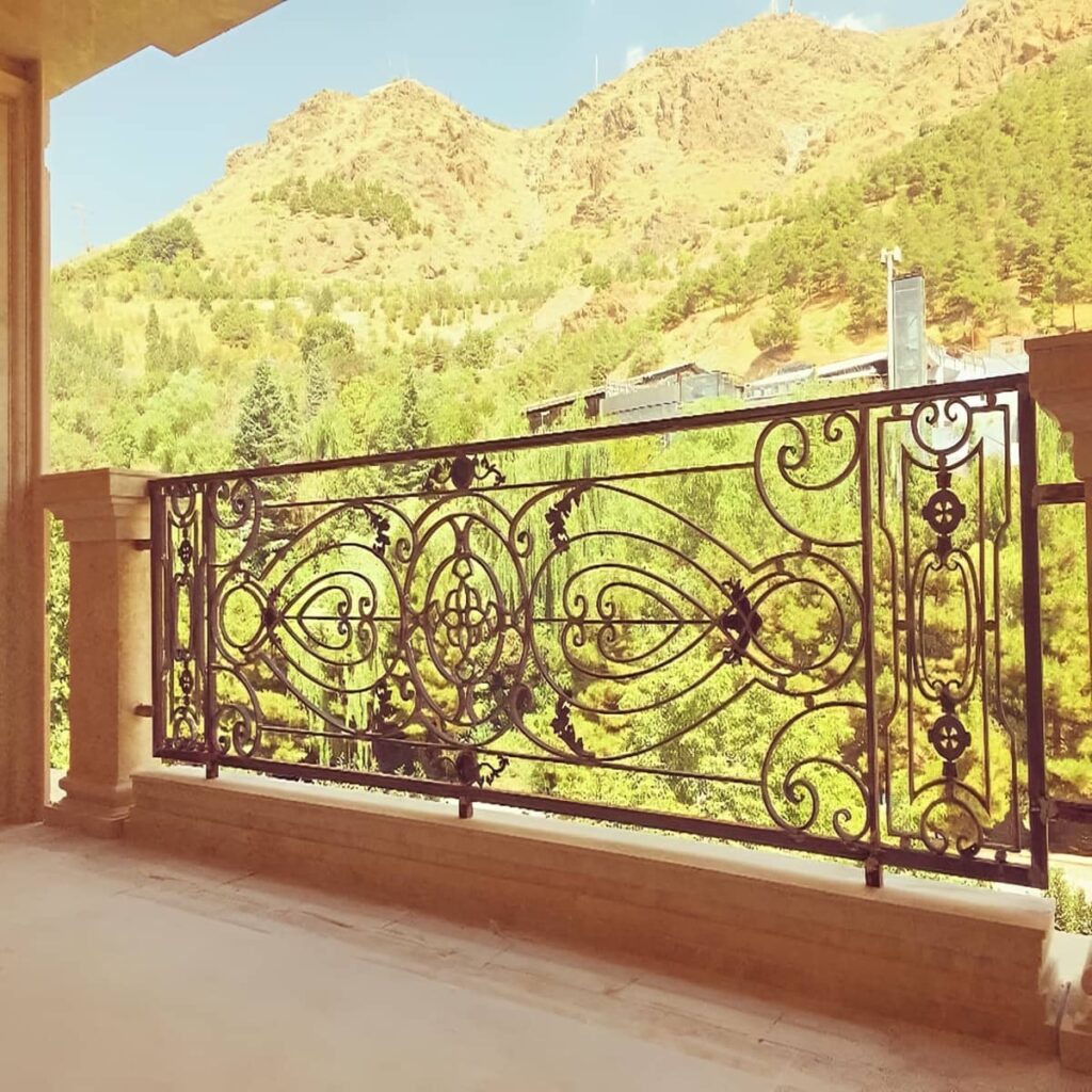 نرده کلاسیک بالکن با جزئیات تزئینی هماهنگ با نما