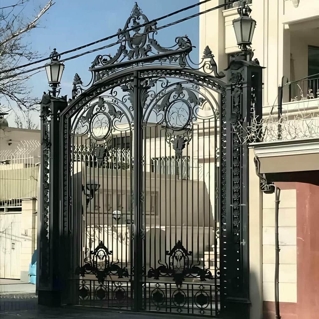 درب آهنی با طراحی پوشیده برای حفظ حریم
